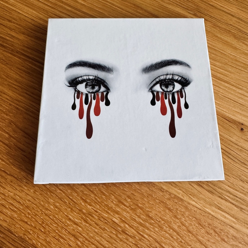 Kylie Beauty the bronze palette eyeshadows